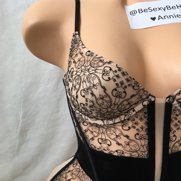 VS Corset size 32b - Picture 5 of 7